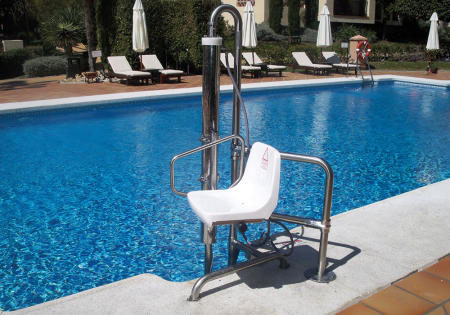 Haz tu Piscina Accesible: guía de elevadores y sillas para la piscina