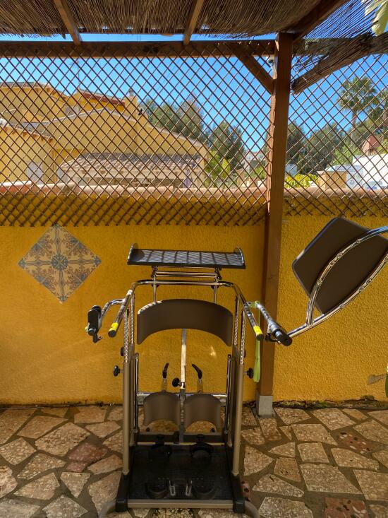 Bipedestador vista trasera soporte abierto.jpg