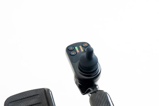 Silla Electrica Plegable Max Carbon mando control.jpg