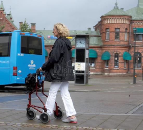 Rollator Delta uso urbano.jpg
