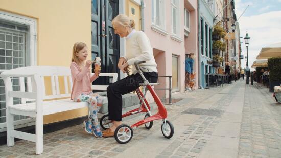 Carbon_Ultralight_Rollator_street.jpg