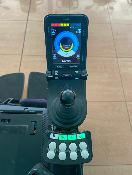 Silla ruedas electrica F5 segunda mano vista mando control.jpg